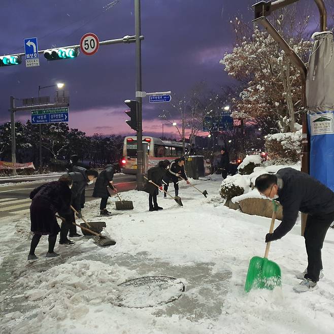 광주광역시는 19일 새벽 대설주의보가 다시 발효됨에 따라 새벽부터 광주시와 자치구 전 직원이 이면도로와 골목길 눈 치우기에 나섰다. /사진제공=광주광역시.