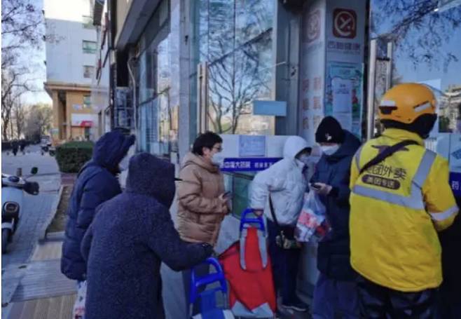 베이징 내 한 약국에 사람들이 몰리고 있다./사진=바이두