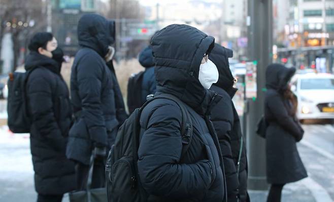 강추위가 이어지고 있는 지난 16일 오전 서울 종로구 광화문 사거리에서 시민들이 모자를 쓴채 신호를 기다리고 있다. /사진=뉴시스