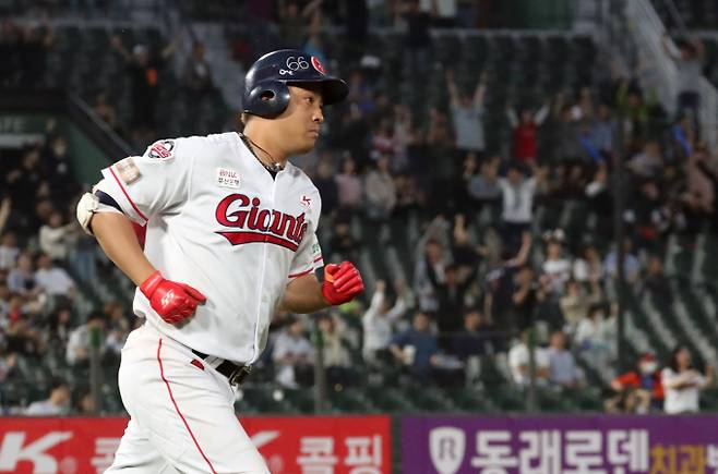 전 프로야구 선수 채태인이 한 예능 프로그램에 출전해 프로야구 선수들이 내는 세금이 과하다고 지적했다. 사진은 채태인의 롯데 시절 경기 모습. /사진= 뉴스1