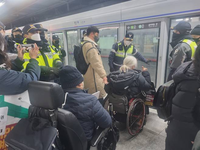 19일 오전 9시께 서울지하철 1호선 용산역에서 전국장애인차별철폐연대가 기습 시위 중이다. 김빛나 기자