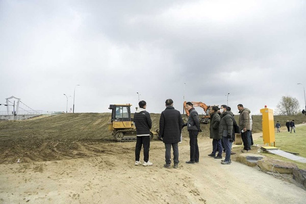 노관규 순천시장과 직원들이 2023정원박람회 공사 현장을 살피고 있다. [순천시 제공]