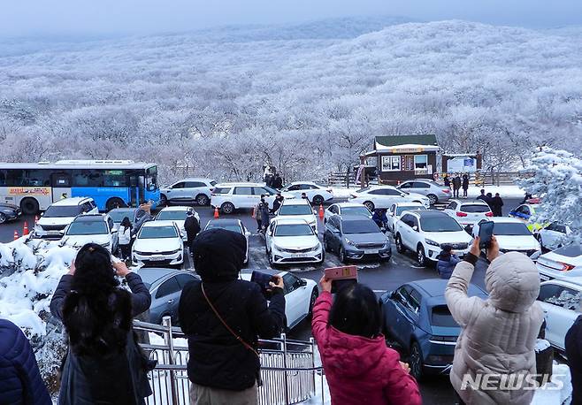 [제주=뉴시스] 우장호 기자 = 19일 오후 주말 동안 폭설이 쏟아진 제주 한라산 1100고지를 찾은 관광객들이 설경을 카메라에 담으며 즐거운 시간을 보내고 있다. 2022.12.19. woo1223@newsis.com