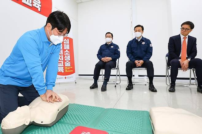 [대전=뉴시스] 조명휘 기자 = 이장우 대전시장과 이택구 행정부시장, 이석봉 경제과학부시장이 19일 시청사 심폐소생술 교육장에서 심폐소생술과 응급처치 방법을 교육받고 있다. (사진= 대전시 제공) 2022.12.19. photo@newsis.com *재판매 및 DB 금지