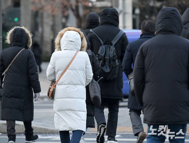 시민들이 옷깃을 여민 채 발걸음 옮기고 있다. 박종민 기자