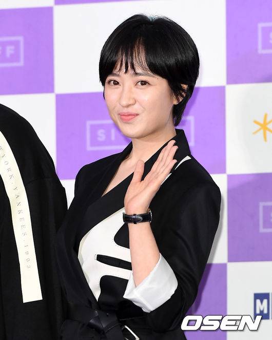 [OSEN=이대선 기자] 29일 오후 서울 마포구 문화비축기지에서 제21회 서울국제여성영화제 개막식 퍼플카펫 행사가 열렸다.배우 김민정이 퍼플카펫을 밟고 있다. /sunday@osen.co.kr