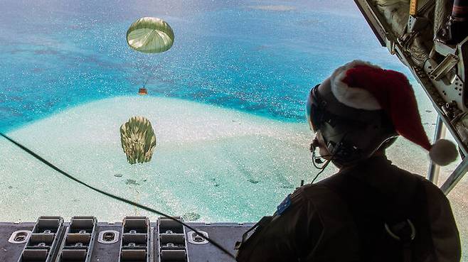 크리스마스 공수 작전을 벌이는 미 공군