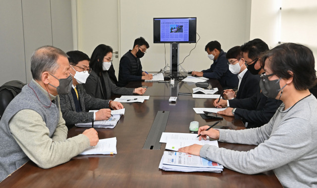 15일 서울경제신문 편집국 중회의실에서 열린 서울경제 독자권익위원회 12월 정례 회의에서 위원들이 뉴스 콘텐츠에 대해 토의하고 있다. 성형주 기자