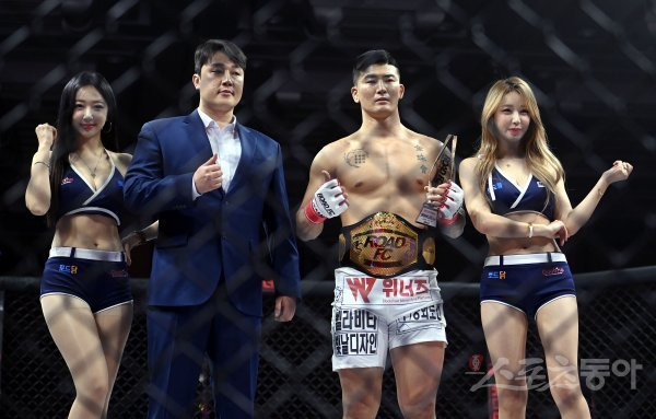 18일 서울 서대문구 스위스 그랜드 호텔 서울에서 ‘굽네 ROAD FC 062‘ 가 열렸다. 라이트 헤비급 타이틀전에서 승리한 김태인이 기념촬영을 하고 있다. 김종원 기자 won@donga.com