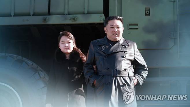 김정은과 그의 딸 김주애 [연합뉴스 자료사진]