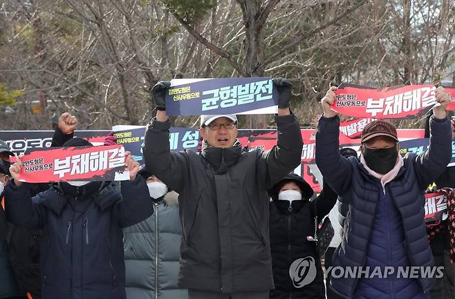 "강원도청 신축은 강북지역에" (춘천=연합뉴스) 강태현 기자 = 19일 오후 강원도청 앞에서 춘천시 우두동 지역 주민들이 강원도청 신축 유치를 촉구하고 있다. 2022.12.19 taetae@yna.co.kr