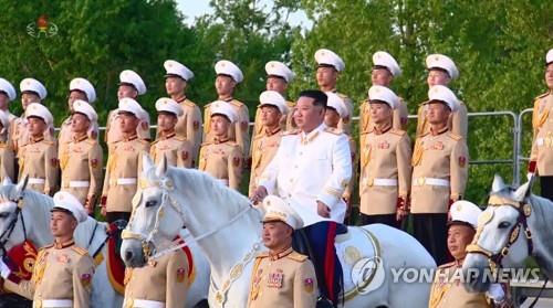 백마 타고 기념촬영하는 김정은  (서울=연합뉴스) 김정은 북한 국무위원장이 2022년 4월 27일 조선인민혁명군 창건 90년 기념 열병식 참가자들과 기념촬영을 하는 모습. 김 위원장이 백마를 타고 카메라 앞에 서 있다. [조선중앙TV 화면] 2022.4.30 
    [국내에서만 사용가능. 재배포 금지. For Use Only in the Republic of Korea. No Redistribution]