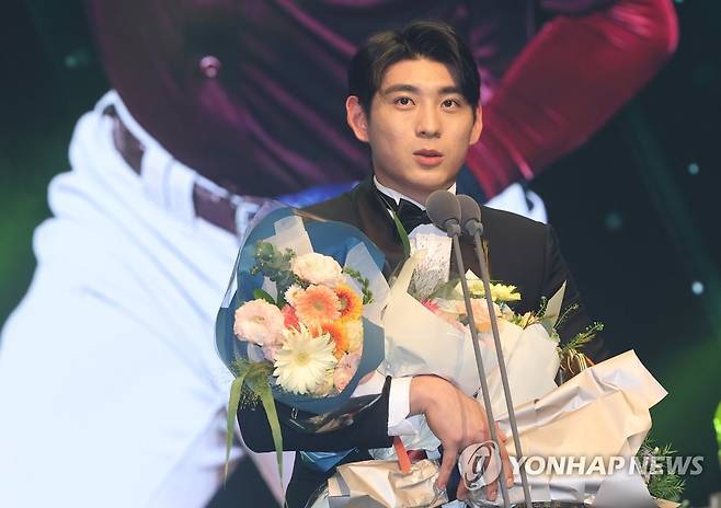 외야수 부문 수상한 이정후 (서울=연합뉴스) 박동주 기자 = 9일 서울 강남구 삼성동 코엑스 오디토리움에서 열린 2022 신한은행 SOL KBO 골든글러브 시상식. 외야수 부문 수상을 한 키움 이정후가 소감을 말하고 있다. 2022.12.9 pdj6635@yna.co.kr