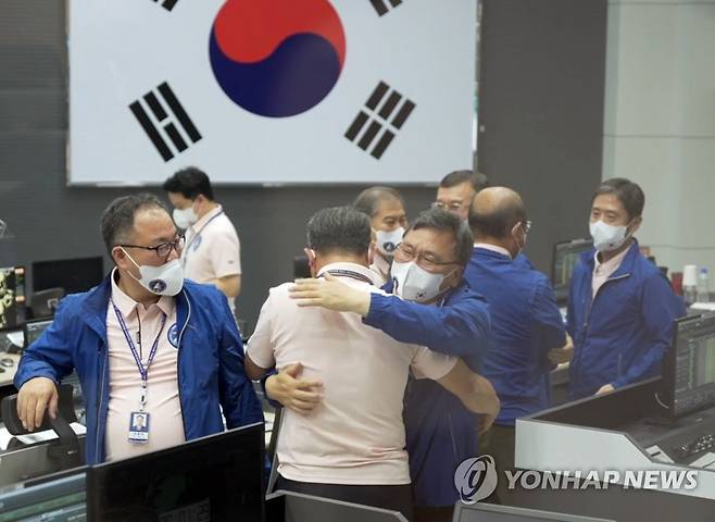 '성공이다' (서울=연합뉴스) 순수 국내기술로 제작된 한국형 최초 우주발사체 '누리호'(KSLV-Ⅱ)가 성공적으로 발사된 21일 고흥 나로우주센터 발사통제동에서 관계자들이 환호하고 있다. 2022.6.21 [한국항공우주연구원 제공. 재판매 및 DB 금지] photo@yna.co.kr