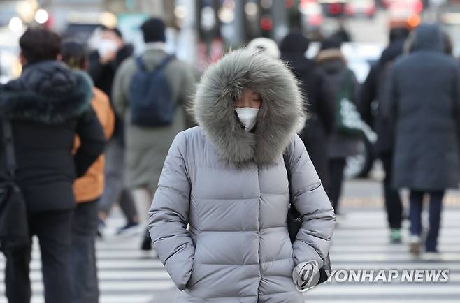 출근길 추위 (서울=연합뉴스) 류영석 기자 = 수도권에 영하 10도 안팎의 강추위가 계속되는 19일 오전 서울 광화문광장에서 시민들이 두꺼운 옷차림을 한 채 걸어가고 있다. 2022.12.19 ondol@yna.co.kr