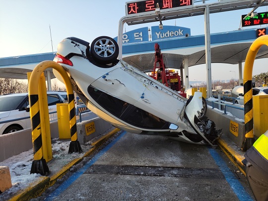 20일 오전 7시50분쯤 광주 제2순환도로 유덕 톨게이트에서 승용차가 뒤집히는 사고가 발생했다. (사진제공 : 광주 서부소방서)