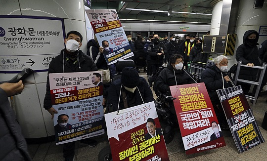 전국장애인차별철폐연대(전장연) 대표가 20일 오전 서울 광화문역에서 장애인 권리 예산 보장을 촉구하는 출근길 선전전 마무리 발언을 하고 있다. 사진=뉴시스