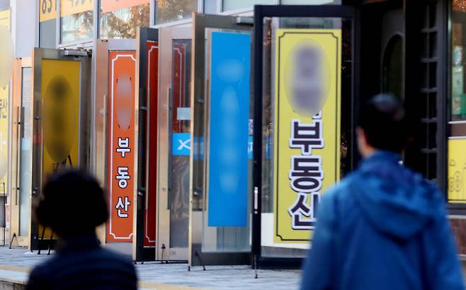 인천시 연수구 송도국제도시 내 부동산중개업소 밀집 상가에 문이 활짝 열려 있다.(사진=연합뉴스)