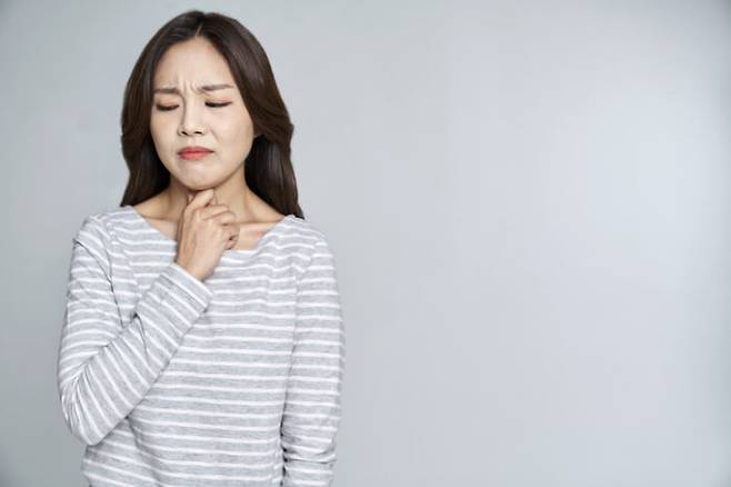 다양한 인후염 치료법이 효과가 있을 수 있지만 대부분의 경우 음식이 최고의 약이 될 수도 있다. [사진= 게티이미지뱅크]