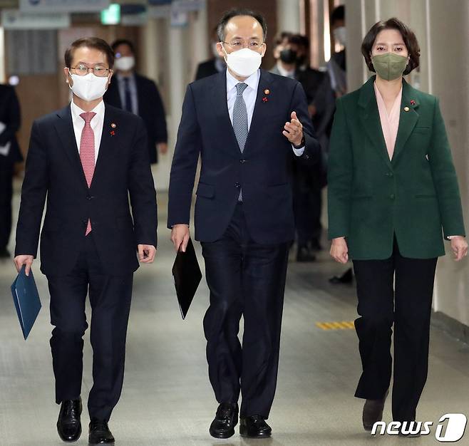 추경호 경제부총리 겸 기획재정부 장관과 이정식 고용노동부 장관, 이영 중소벤처기업부 장관이 20일 오전 서울 종로구 세종대로 정부서울청사에서 ‘추가연장근로 일몰연장 법안 연내 국회통과 촉구 호소문’을 발표하기 위해 이동하고 있다. 2022.12.20/뉴스1 ⓒ News1 김명섭 기자