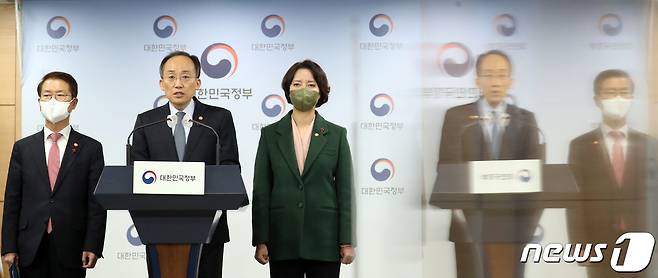 추경호 경제부총리 겸 기획재정부 장관과 이정식 고용노동부 장관, 이영 중소벤처기업부 장관이 20일 오전 서울 종로구 세종대로 정부서울청사에서 ‘추가연장근로 일몰연장 법안 연내 국회통과 촉구 호소문’을 발표하고 있다. 2022.12.20/뉴스1 ⓒ News1 김명섭 기자