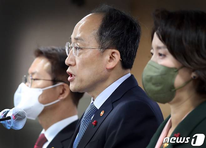 추경호 경제부총리 겸 기획재정부 장관과 이정식 고용노동부 장관, 이영 중소벤처기업부 장관이 20일 오전 서울 종로구 세종대로 정부서울청사에서 ‘추가연장근로 일몰연장 법안 연내 국회통과 촉구 호소문’을 발표하고 있다. 2022.12.20/뉴스1 ⓒ News1 김명섭 기자