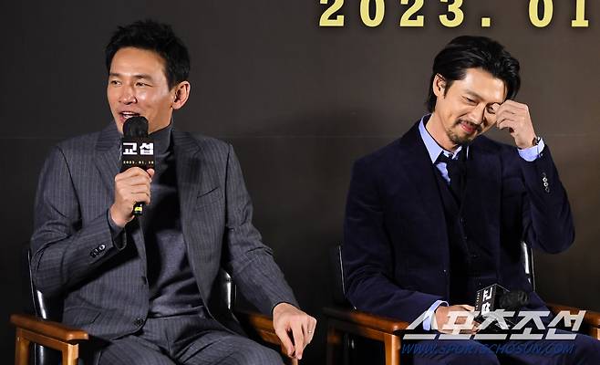 영화 '교섭' 제작보고회가 20일 서울 성동구 메가박스 성수에서 열렸다. 황정민, 현빈이 인터뷰를 하고 있다. 성수=박재만 기자 pjm@sportschosun.com/2022.12.20/