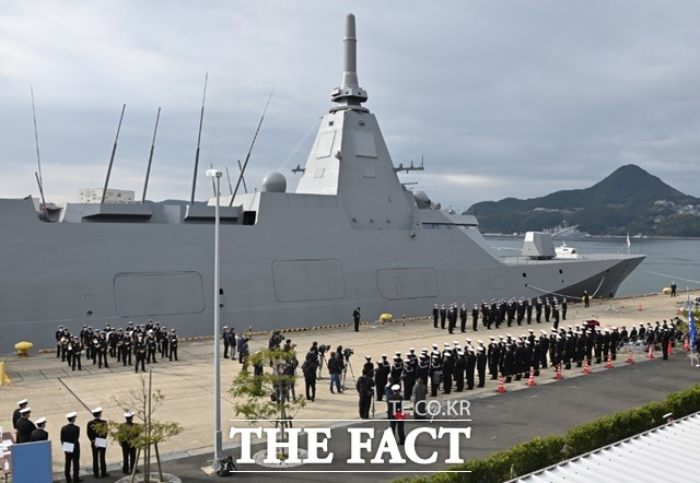 스텔스 설계가 적용된 모가미급 호위함 3번함 '노시로함'이 지난 15일 나가사키 조선소에서 취역했다. /해상자위대