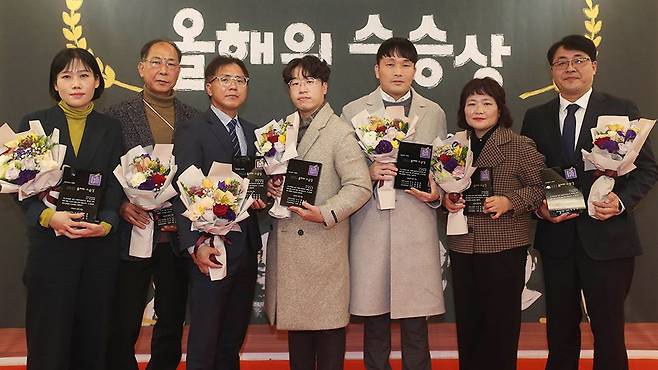 19일 서울 중구 조선일보미술관에서 열린 ‘2022 올해의 스승상’의 수상자들. 왼쪽부터 이선화(경기 판교고), 가덕현(충남 태안여중), 신배완(전북 함열여고), 권용덕(대구 매천중), 이대열(충남 수덕초), 고영란(경기 상록초), 김상호(서울 한국우진학교) 교사. /장련성 기자