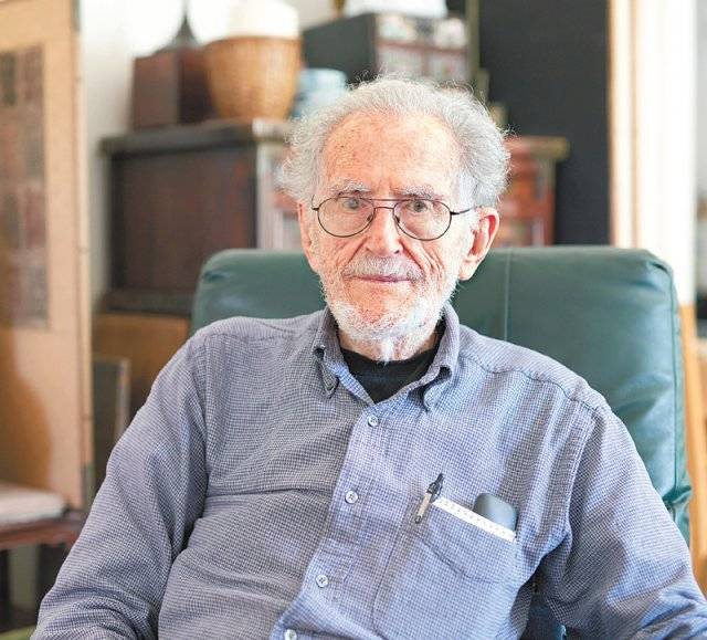 한국 문화재 1946점을 소장한 로버트 마티엘리 씨는 올해 6월 국외소재문화재재단에 자신이 갖고 있던 사무엘 리
 고미술상 거래 장부를 기증했다. 국외소재문화재재단 제공