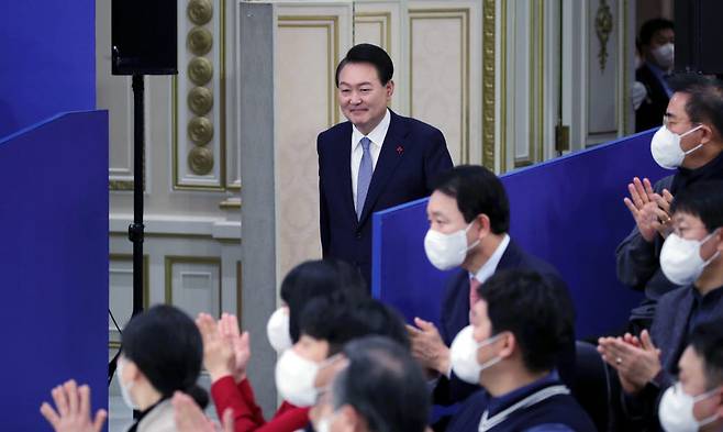 윤석열 대통령이 15일 서울 청와대 영빈관에서 열린 제1차 국정과제 점검회의에 입장하고 있다. 연합뉴스