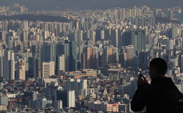 지난 19일 서울 남산에서 바라본 아파트 단지의 모습. 뉴스1