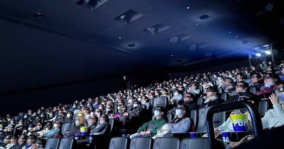 제임스 캐머런 감독의 3D 영화 '아바타: 물의 길' 개봉(14일) 첫 주말,  서울 강남 코엑스 메가박스 돌비 시네마관에서 관객들이 3D 안경을 착용하고 영화를 관람하고 있다. [사진 돌비시네마, 메가박스]