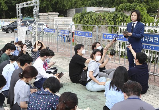 지난 7월 국회 담장 앞에서 더불어민주당 당 대표 선거 출마 선언을 하는 박지현 전 민주당 비상대책위원장. 현역 의원이 회견 장소 사용을 도와주지 않아 국회 밖에서 해야 했다. 뉴시스