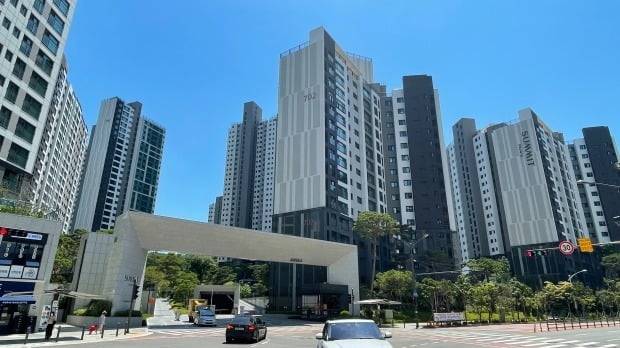 지난달 규제 지역 해제 대상에서 제외된 경기 과천·광명·하남시의 집값 하락세가 두드러지고 있다. 지난달 실거래가가 이전 최고가 대비 7억원 넘게 하락한 과천 부림동 과천센트럴파크푸르지오써밋. 이혜인 기자