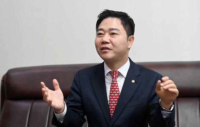 Ji speaks to The Korea Herald at his office in Yeouido, central Seoul, on Nov. 28. (Lee Sang-sub/The Korea Herald)