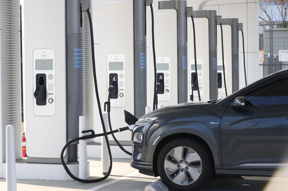 An electric vehicle is at a charging station in Gwangmyeong, Gyeonggi. [YONHAP]