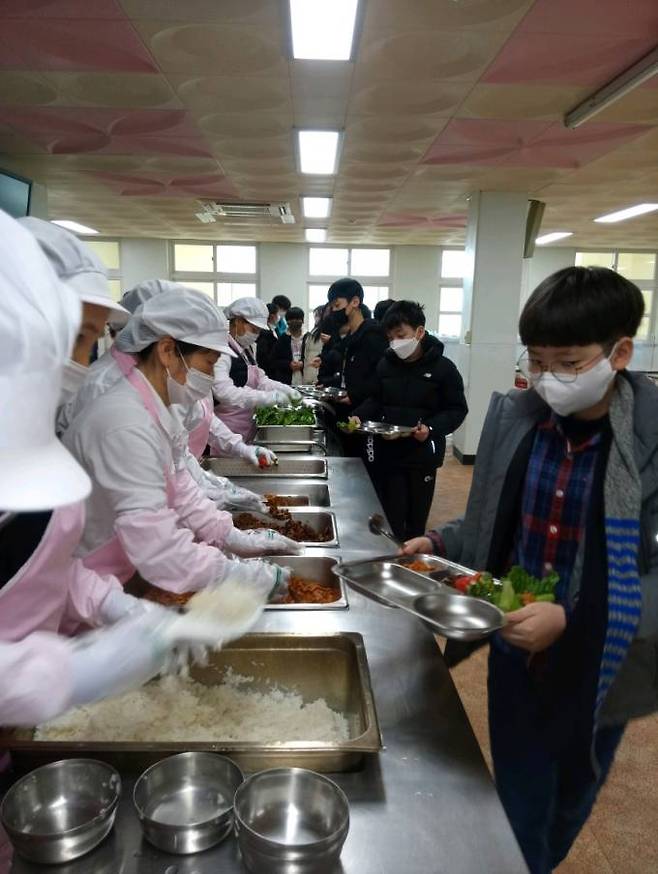 경북교육청이 양질의 급식을 제공하기 위해 내년도 학교급식 식품비 지원단가를 22% 인상하기로 결정했다.(사진=경북교육청 제공)2022.12.20.