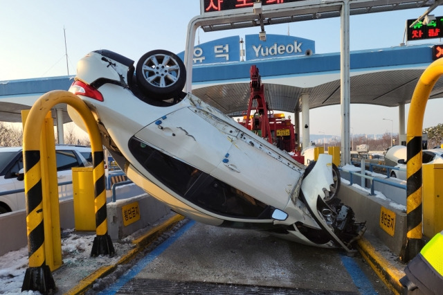 광주 서구 제2순환도로 유덕톨게이트(수완지구에서 공항 방향)에서 20일 오전 40대 A씨가 몰던 승용차가 빙판길에 미끄러져 완전히 뒤집혀 있다. 광주 서부경찰서 제공