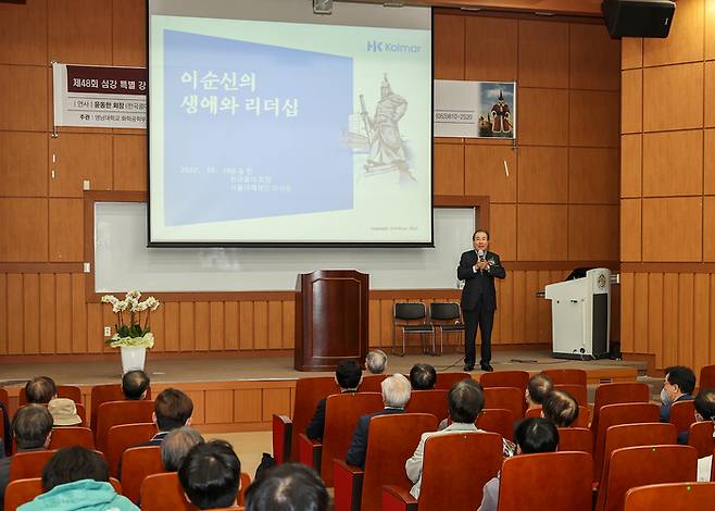 지난 10월 윤동한 한국콜마 회장이 영남대에서 제48회 심강특별강연회 연사로 초청돼 특강을 하고 있다.(사진제공-영남대)