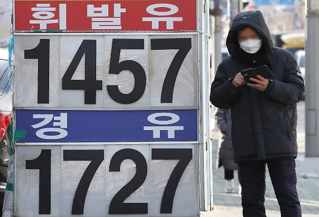 정부가 유류세 인하 조치 종료 시점을 올해 말에서 내년 4월까지 연장했다. 사진은 서울 소재 주유소 모습. /사진=뉴스1