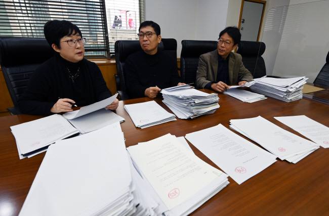 지난 15일 서울 중구 문화일보에서 시 부문 심사를 진행하고 있는 나희덕(왼쪽부터)·박형준·문태준 시인.  윤성호 기자