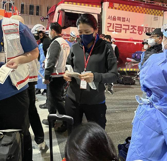 신현영 더불어민주당 의원이 지난 10월 30일 새벽 이태원 참사 현장에서 재난의료지원팀(DMAT) 활동을 했다고 자신의 페이스북에 올린 사진. 신현영 의원 페이스북 캡처