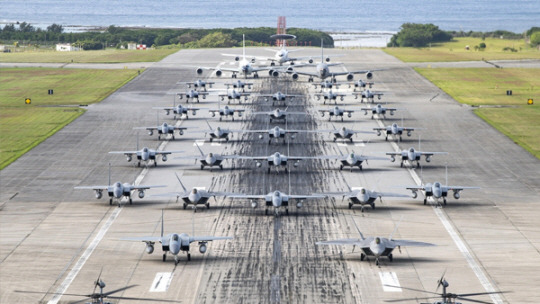 일본 오키나와 가데나(嘉手納) 공군기지서 주일미군이 F-22A 등 항공기 30여 대를 동원해 지난 11월 엘리펀트 워크 무력시위를 벌이는 모습. 가데나 공군기지 웹사이트 캡처