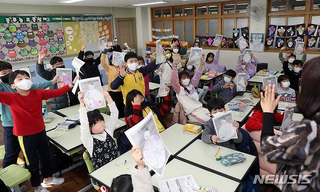 [부산=뉴시스] 하경민 기자 = 겨울방학식이 열린 20일 부산 동래구 온천초등학교 3학년 교실에서 학생들이 직접 짠 생활계획표를 자랑하고 있다. 2022.12.20. yulnetphoto@newsis.com