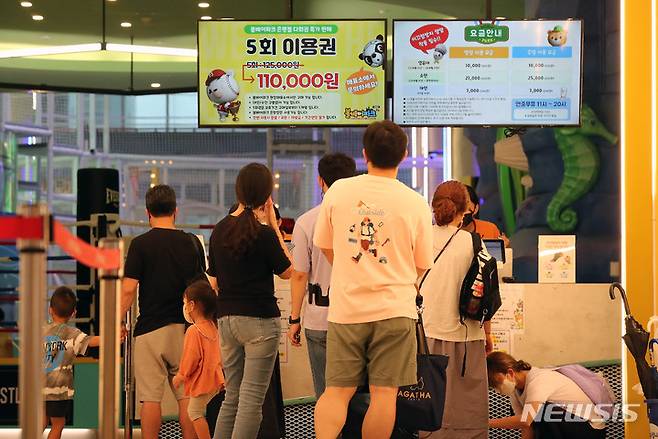 [서울=뉴시스] 백동현 기자 = 방학을 맞이해 대형 키즈카페들이 이용 요금을 인상하고 있다. 8일 키즈카페 업계에 따르면 초대형 키즈파크 체인점인 볼베어파크는 이달 1일부터 이용 가격을 약 14% 인상했다. 체인점 점핑몬스터는 지난달 1일부터, 캐리키즈카페는 지난달 30일부터 이용 요금을 대폭 인상하는 등 물가와 인건비 상승을 이유로 줄줄이 이용 요금을 올렸다. 사진은 이날 오후 서울 시내 한 키즈카페 모습. 2022.08.08. livertrent@newsis.com