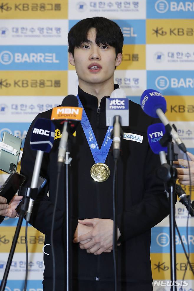 [인천공항=뉴시스] 최동준 기자 = 국제수영연맹 세계선수권대회 남자 자유형 200m 금메달을 차지한 황선우가 20일 인천국제공항을 통해 귀국해 소감을 말하고 있다. 2022.12.20. photocdj@newsis.com