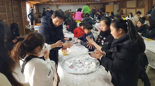 동지죽 만들기 체험. 전라남도 제공