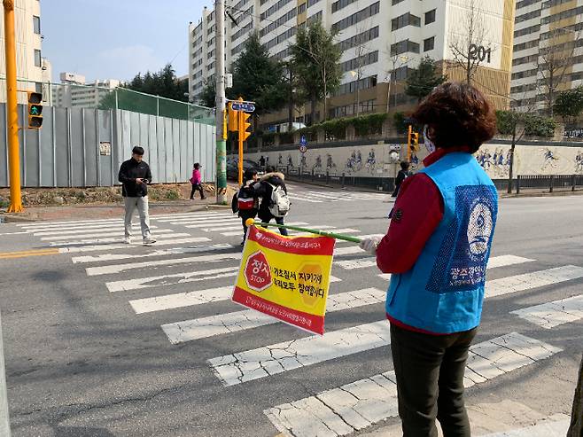 광주 한 구청 공공근로사업이 시행되는 모습. 구청 제공