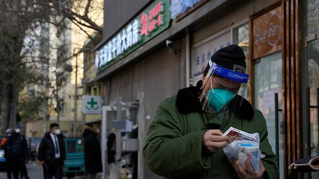 구입한 약 살펴보는 중국 베이징 시민 (사진=AP, 연합뉴스)
